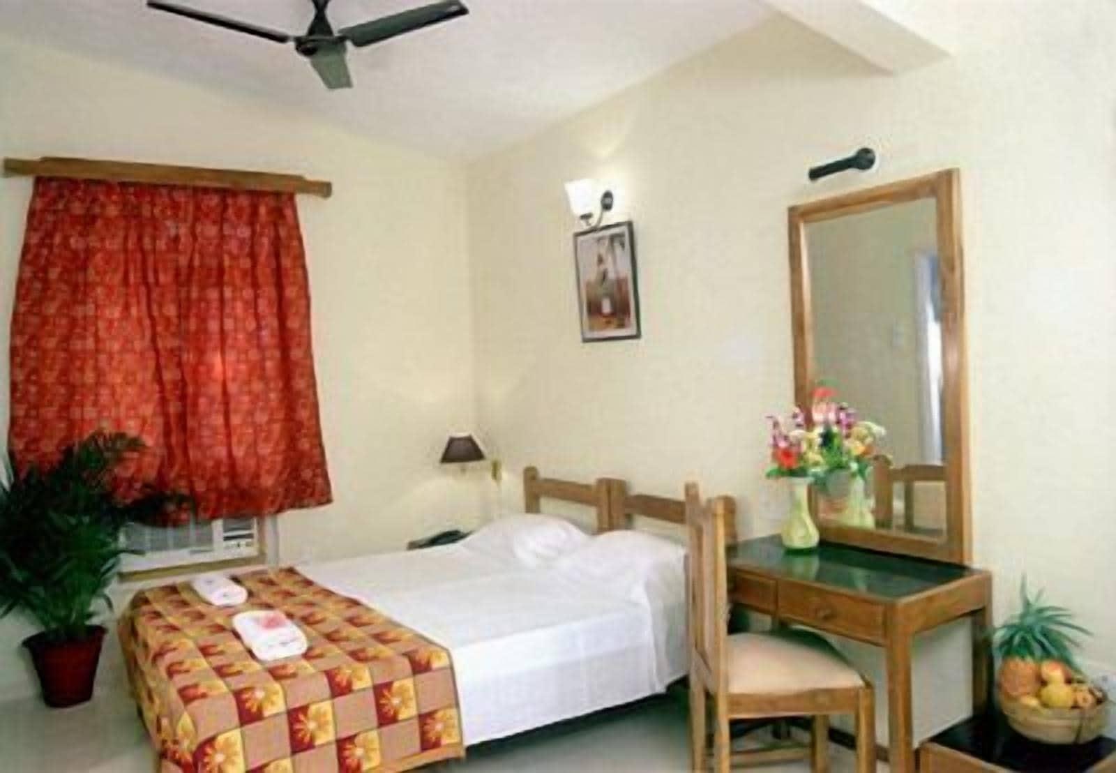 Summerville Beach Resort Candolim Exterior photo