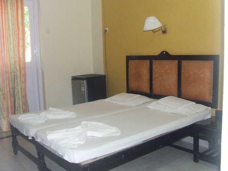Summerville Beach Resort Candolim Exterior photo